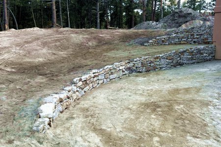 Siloam Stone retaining walls built in Larkspur, Colorado for a new home